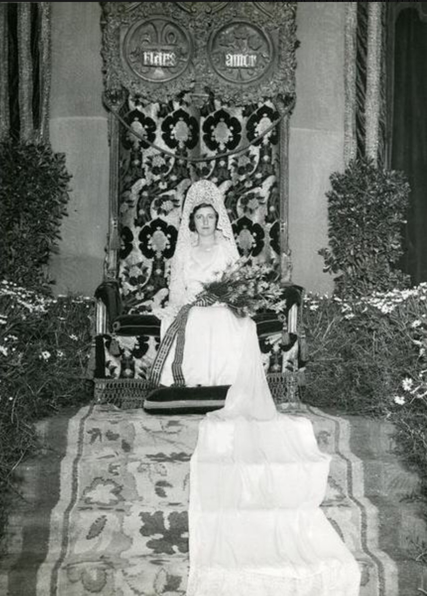 Any 1935 - Benvinguda Coll, esposa de Salvador Perarnau, com a reina dels Jocs Florals de Barcelona (foto: Carlos PÃ©rez de Rozas). Font: Arxiu FotogrÃ fic de Barcelona.