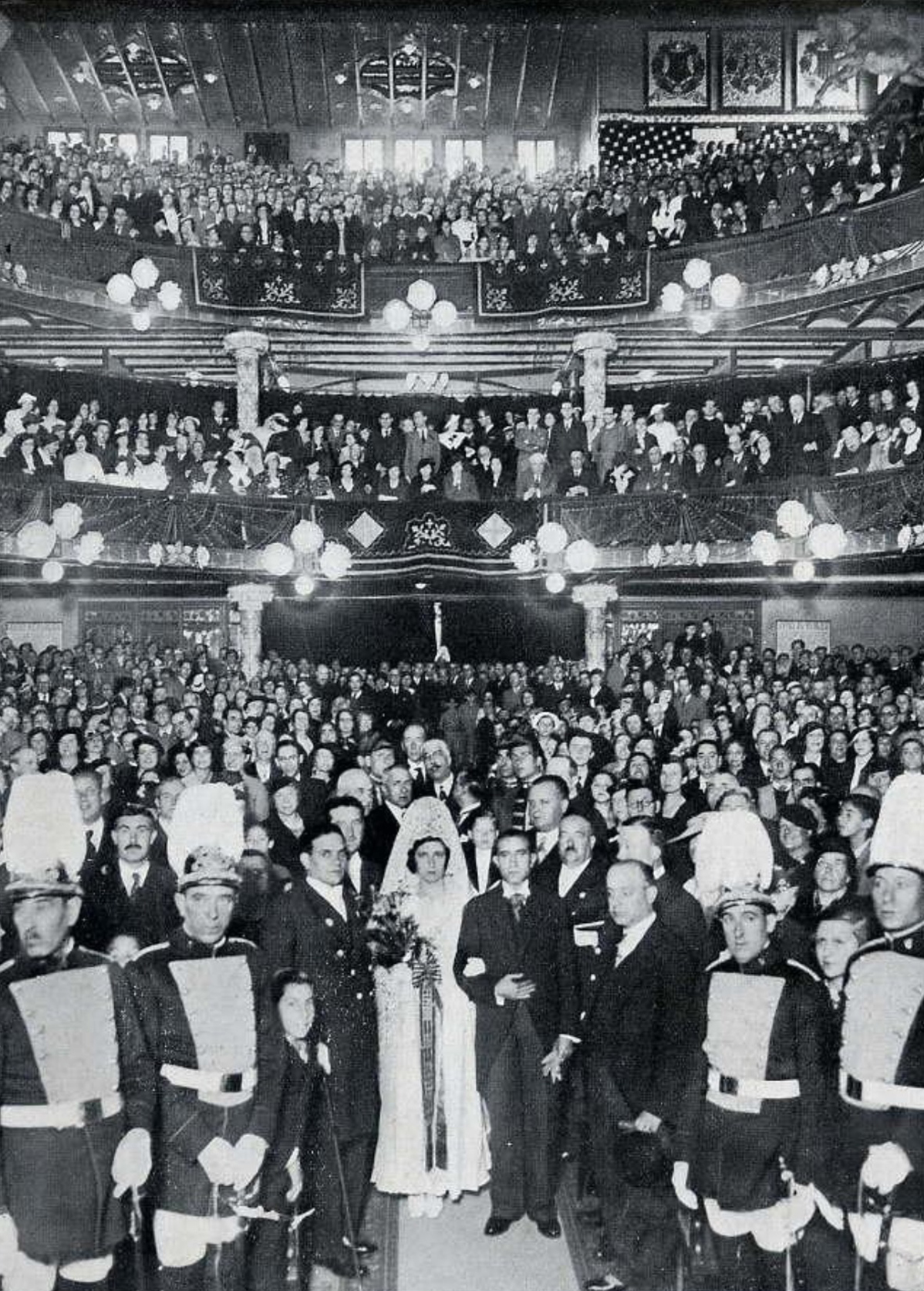 Any 1935 - Salvador Perarnau, guanyador de la Flor Natural dels Jocs Florals de Barcelona, del braÃ§ de la seva dona Benvinguda Coll, reina de la festa, al Palau de la MÃºsica Catalana (foto: AgustÃ­ Centelles).