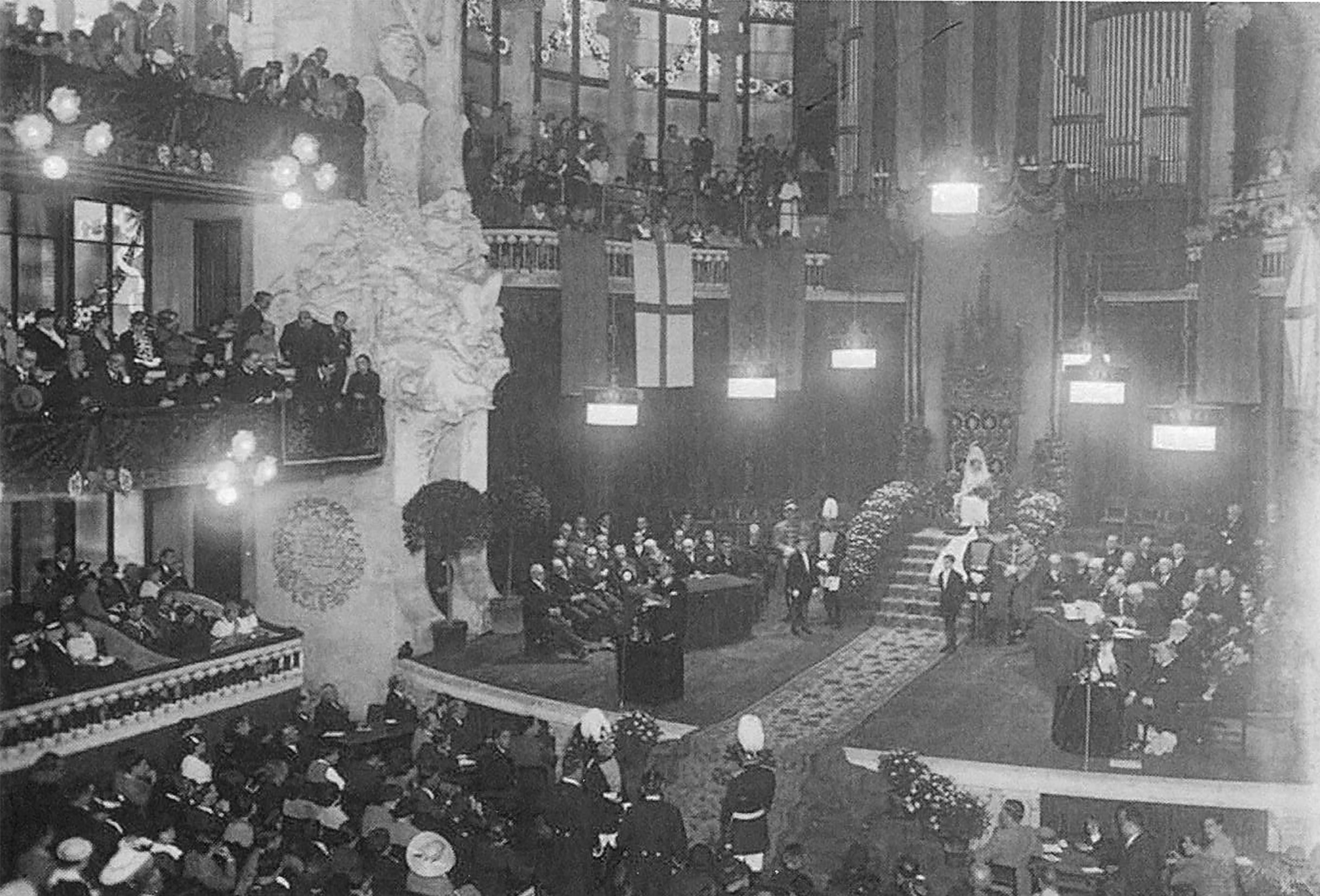 Any 1935 - Salvador Perarnau llegeix el poema guanyador dels Jocs Florals de Barcelona, al Palau de la MÃºsica Catalana (foto: Josep M. Sagarra i Plana). Font: revista El SalÃ­.