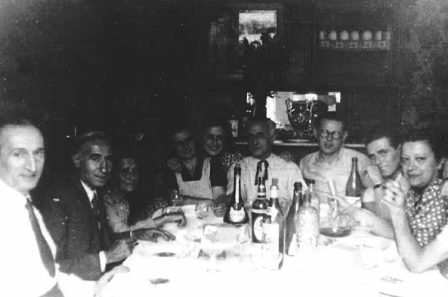 Any 1946 - Salvador Perarnau (segon per l'esquerra), durant un dinar a casa del tambÃ© surienc Andreu Claret, durant els anys d'exili. Font: estudi 'Josep Fontbernat. Conseller de Tarradellas'.