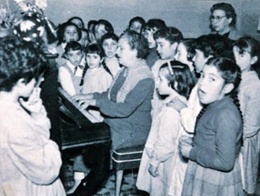 Benvinguda Coll, esposa de Salvador Perarnau, durant una classe de mÃºsica a l'escola Montserrat del barri de GuinardÃ³, a Barcelona (foto: Montserrat BarÃ³). Font: bloc  'MemÃ²ria dels barris. HistÃ²ria grÃ fica dels barris del Districte Horta-GuinardÃ³'