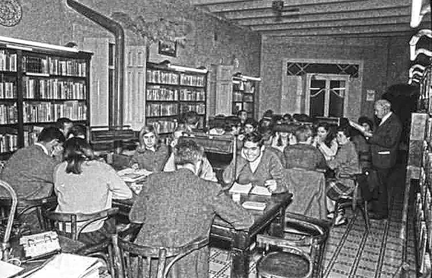 Any 1967-68 - Curs de catalÃ  a la Biblioteca Popular de SÃºria, a cÃ rrec de Salvador Perarnau.