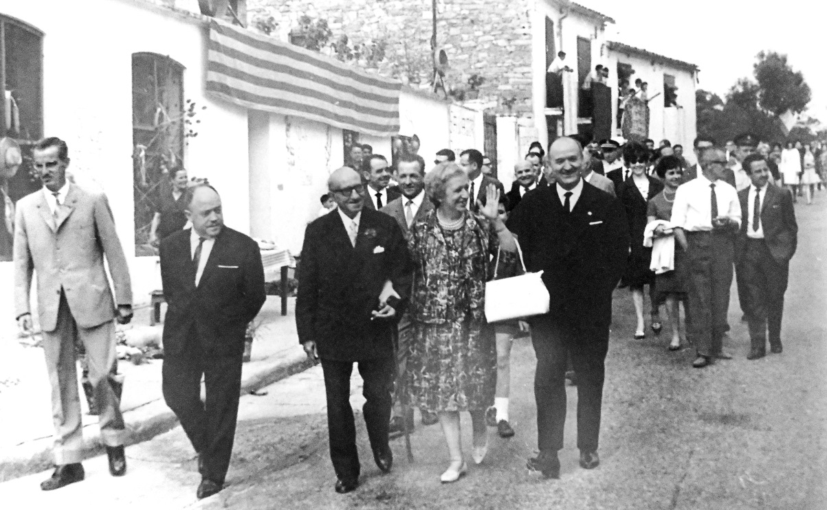 Any 1966 - Arribada al barri de Fusteret, acompanyat per l'alcalde Isidre Reguant i Massana, i altres autoritats i representants d'entitats de la vila, durant l'homenatge de SÃºria a Salvador Perarnau. Font: revista El SalÃ­.
