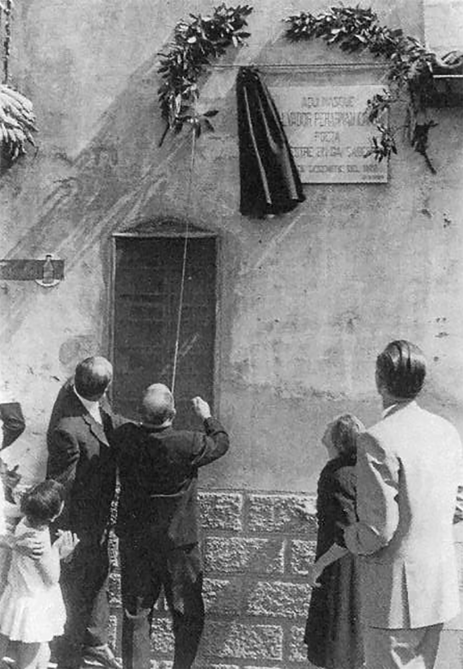 Any 1966 - Descobriment de la placa a la casa natal, durant l'homenatge de SÃºria a Salvador Perarnau. Font: revista El SalÃ­.