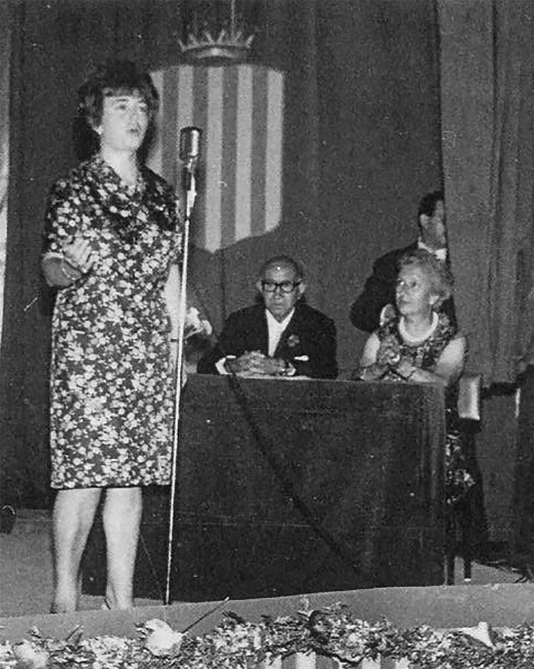 Any 1966 - RapsÃ²dia de l'actriu surienca Dolors Agut i Ferrer durant l'acte central de l'homenatge de SÃºria a Salvador Perarnau, celebrat al cinema Ideal - Font: revista El SalÃ­.