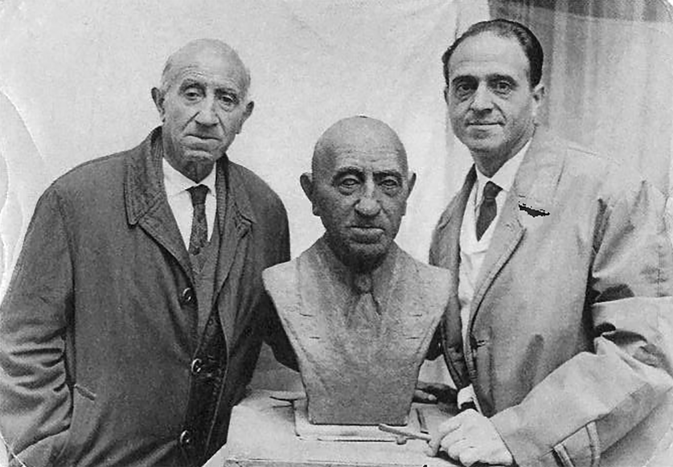 Any 1967 - Salvador Perarnau, amb l'escultor del seu bust, Xavier Llobet Hewitson. Font: revista El SalÃ­.