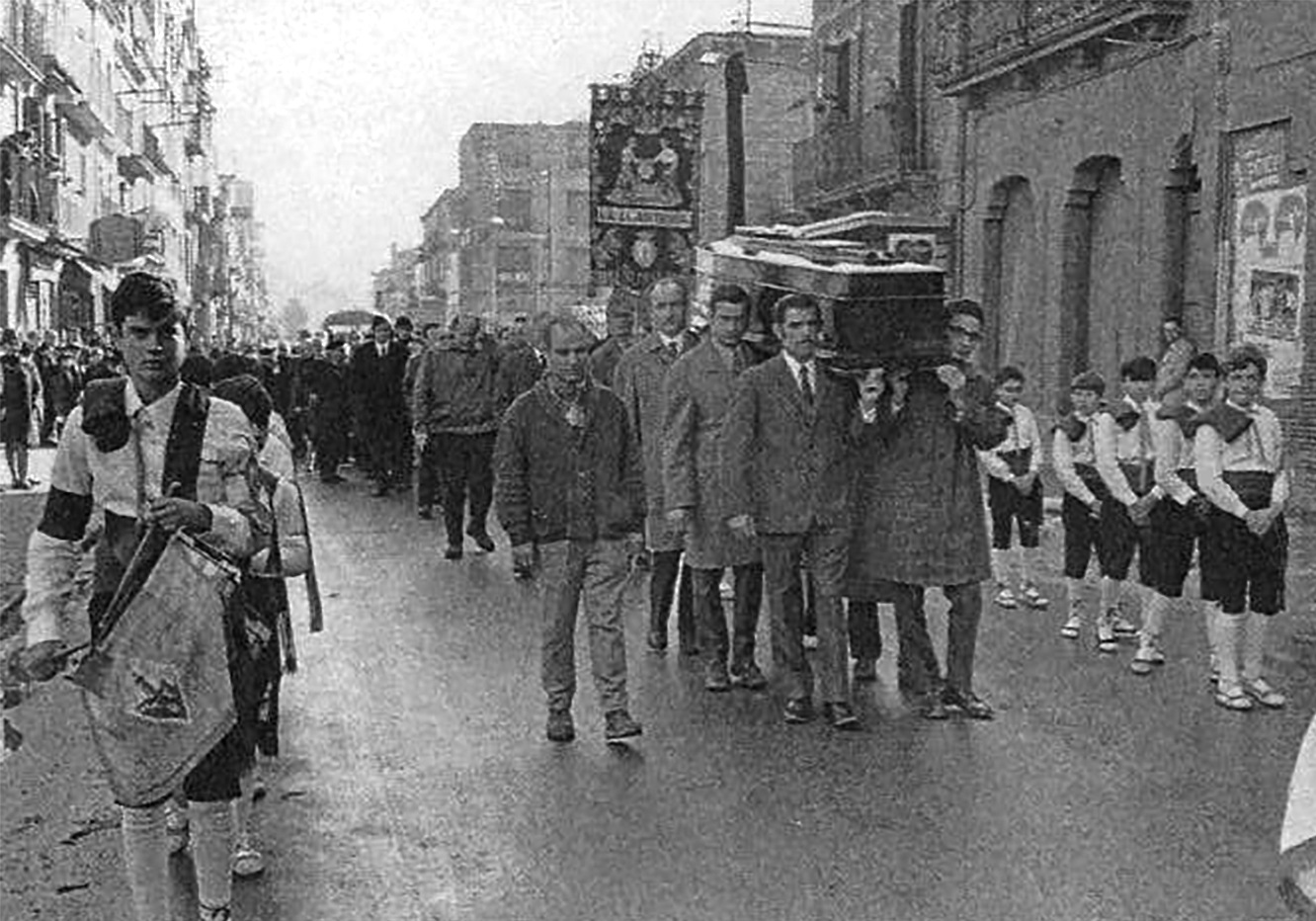 Any 1971 - Seguici fÃºnebre de Salvador Perarnau, al seu pas pel centre de la vila. Font: revista El SalÃ­.