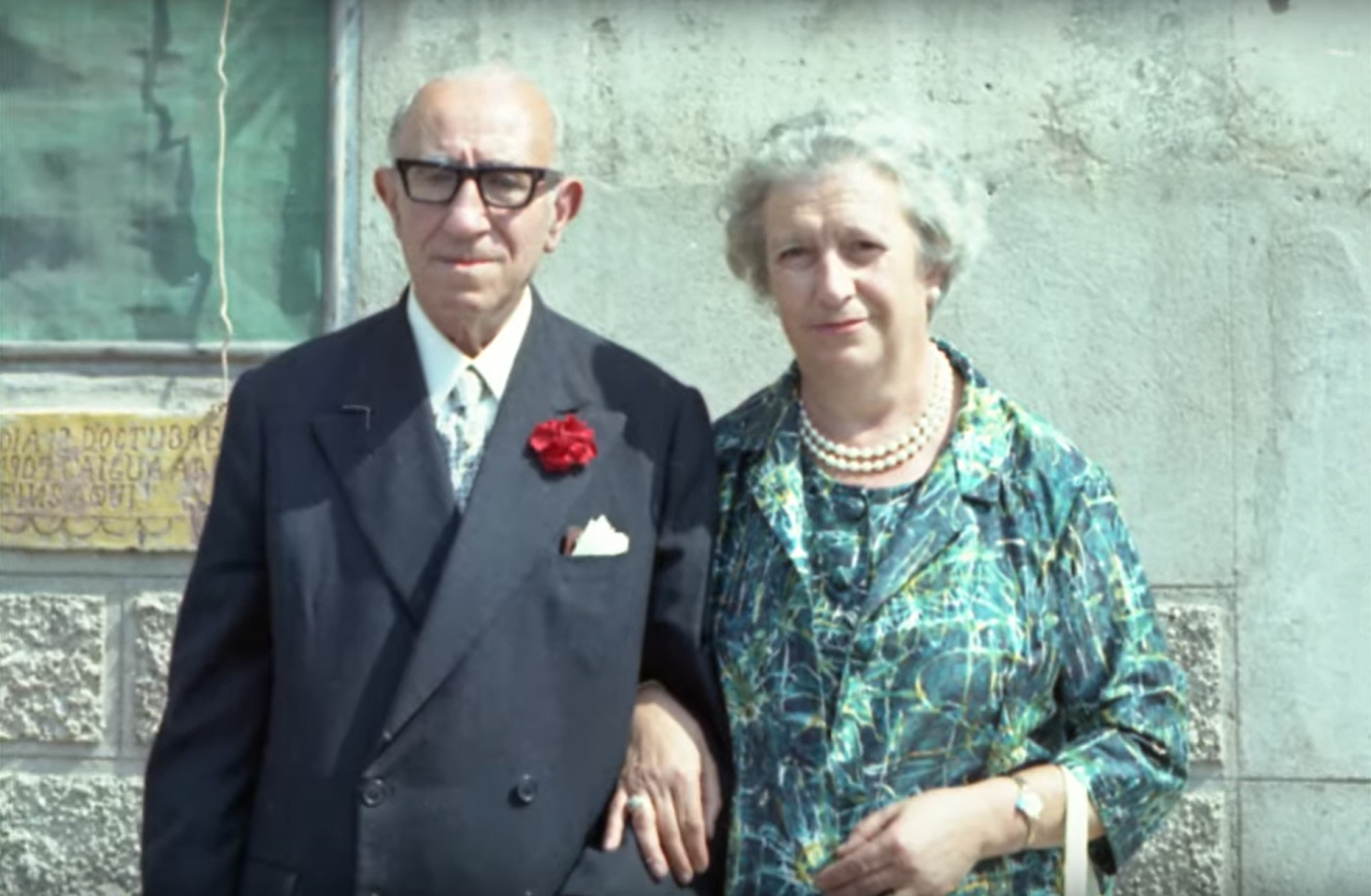 Any 1966 - Salvador Perarnau i Benvinguda Coll, al davant de la casa nadiua del poeta, durant l'acte d'homenatge de SÃºria al Mestre en Gai Saber. Font:audiovisual de l'homenatge, amb filmaciÃ³ d'Enric GonzÃ¡lez i diapositives d'Antoni Morey.