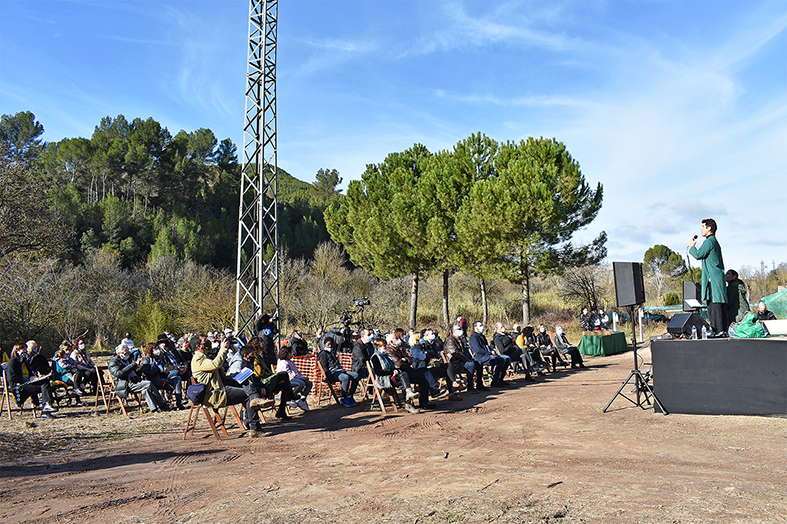 Any 2020 - Imatge de lâ€™estrena de lâ€™espectacle 'Polsim dâ€™orâ€™ de la companyia Crea Moviment, basat en poemes de lâ€™autor surienc, durant lâ€™acte commemoratiu dels 125 anys del naixement de Salvador Perarnau (13 de desembre).