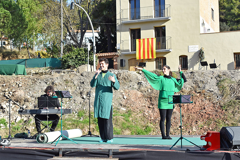 Any 2020 - Imatge de lâ€™estrena de lâ€™espectacle 'Polsim dâ€™orâ€™ de la companyia Crea Moviment, basat en poemes de lâ€™autor surienc, durant lâ€™acte commemoratiu dels 125 anys del naixement de Salvador Perarnau (13 de desembre).