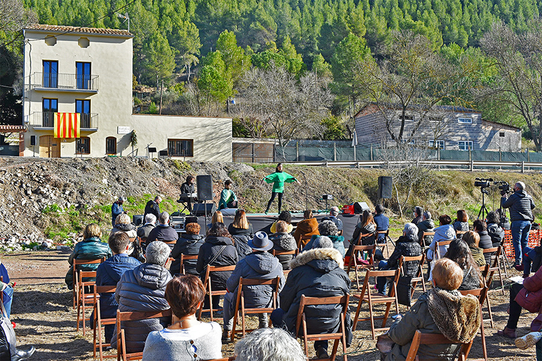Any 2020 - Imatge de lâ€™acte commemoratiu dels 125 anys del naixement del poeta surienc Salvador Perarnau, al davant de la seva casa natal de Cal Cabo, al barri de Fusteret (13 de desembre).