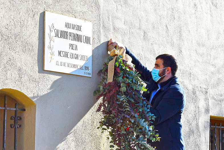 Any 2020 - Lâ€™alcalde Albert CoberÃ³ fa lâ€™ofrena floral a la casa natal de Salvador Perarnau durant lâ€™acte commemoratiu dels 125 anys del naixement del poeta surienc (13 de desembre).