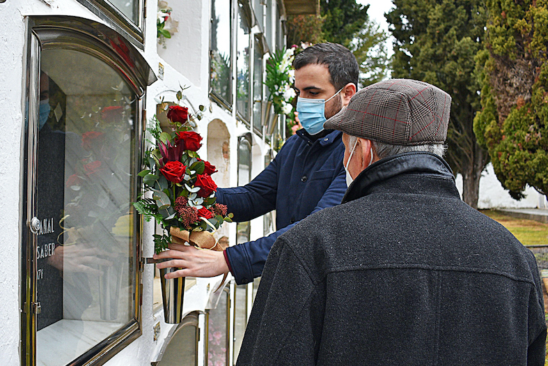 Any 2021 - Ofrena floral a la tomba de Salvador Perarnau, a cÃ rrec de lâ€™alcalde Albert CoberÃ³ i el renebot del poeta surienc, Josep Perarnau, amb motiu dels 50 anys de la mort de lâ€™escriptor (9 de gener).