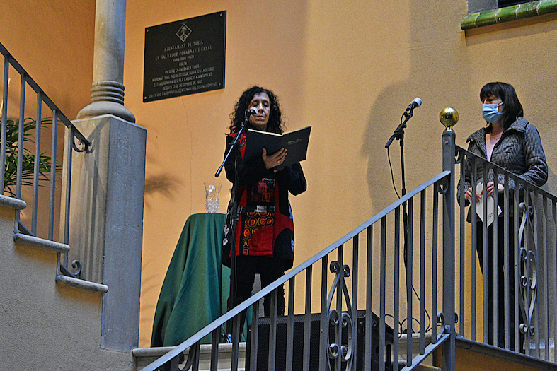 Any 2021 - Lâ€™actriu surienca Marialba Esquius recita el poema 'OraciÃ³â€™ de Salvador Perarnau, al costat de la periodista surienca NÃºria Balaguer, durant lâ€™acte commemoratiu dels 50 anys de la mort de lâ€™escriptor surienc (9 de gener).