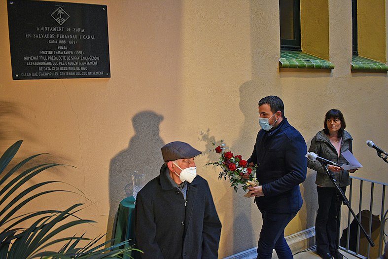 Any 2021 - Ofrena floral al peu de la placa dedicada a Salvador Perarnau, amb lâ€™alcalde Albert CoberÃ³ i el renebot del poeta surienc, Josep Perarnau, durant lâ€™acte commemoratiu dels 50 anys de la mort de lâ€™escriptor surienc (9 de gener).