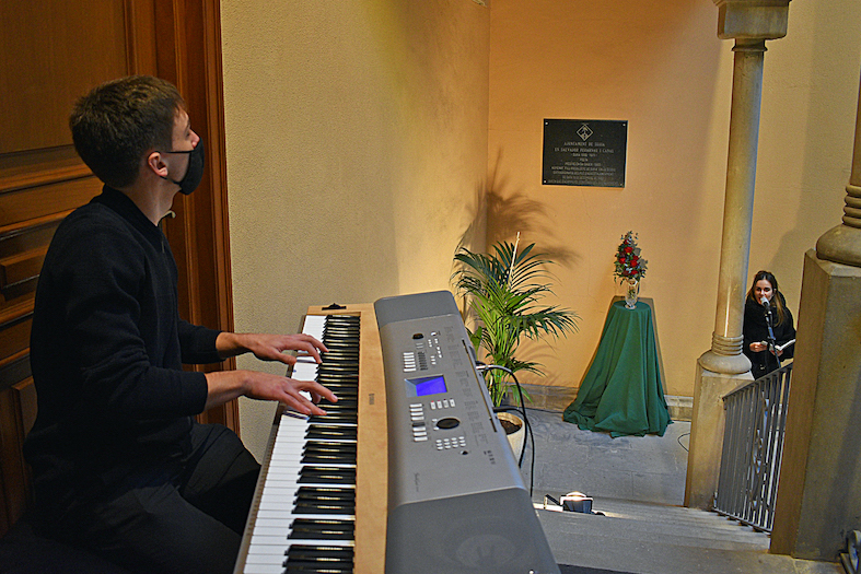 Any 2021 - El mÃºsic surienc Xavier Peramiquel, autor de la canÃ§Ã³ inspirada en el poema 'OraciÃ³ a la Muntanyaâ€™ de Salvador Perarnau, en lâ€™estrena de la peÃ§a durant lâ€™acte commemoratiu dels 50 anys de la mort de lâ€™escriptor surienc (9 de gener)