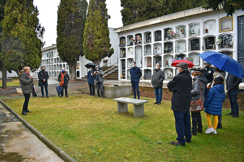 Any 2021 - La rebesneboda de Salvador Perarnau, Roser Juncadella, recita el poema 'Cant a la Mortâ€™ al davant de la tomba del poeta, al Cementiri Municipal de SÃºria, amb membres de la famÃ­lia i representants institucionals (9 de gener).