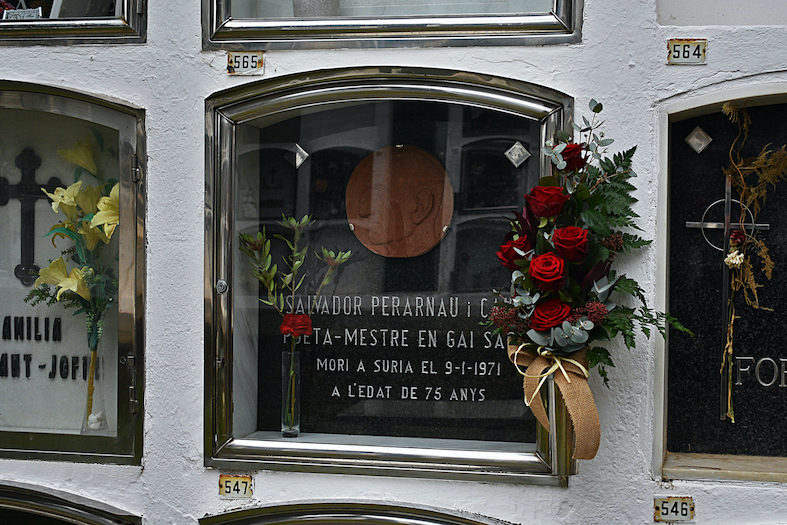 Any 2021 - Tomba del poeta Salvador Perarnau al Cementiri Municipal de SÃºria, desprÃ©s de lâ€™ofrena floral amb motiu dels 50 anys de la seva mort (9 de gener).