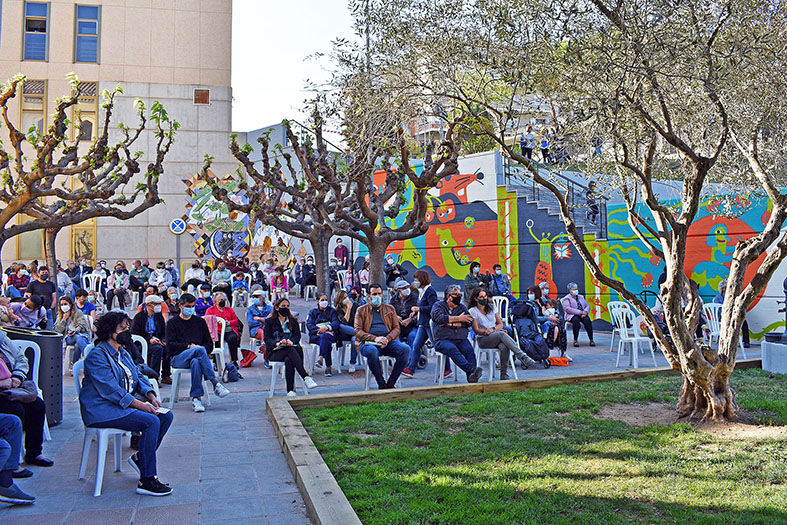 Any 2021 - Vista parcial de les persones assistents a lâ€™acte central de la diada de Sant Jordi a SÃºria, celebrat a la plaÃ§a de Salvador Perarnau.