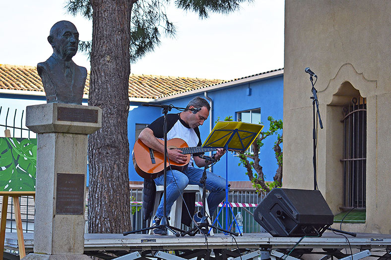 Any 2021 - Recital de David Requena durant lâ€™acte central de la diada de Sant Jordi a SÃºria, celebrat a la plaÃ§a de Salvador Perarnau.