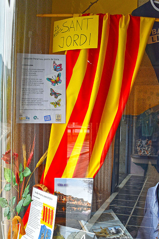 Any 2021 - ExposiciÃ³ de poemes de Salvador Perarnau en un establiment comercial de SÃºria, dins de les activitats de Sant Jordi.