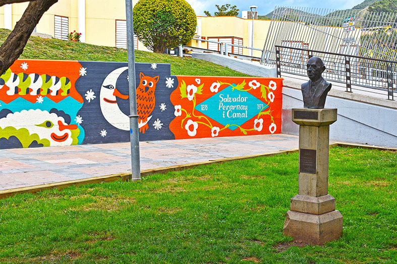 Any 2021 - Imatge del nou mural de la plaÃ§a de Salvador Perarnau, inspirat en personatges dels poemes de lâ€™escriptor surienc i original de lâ€™ilÂ·lustrador i dissenyador grÃ fic surienc Pau JuÃ¡rez.