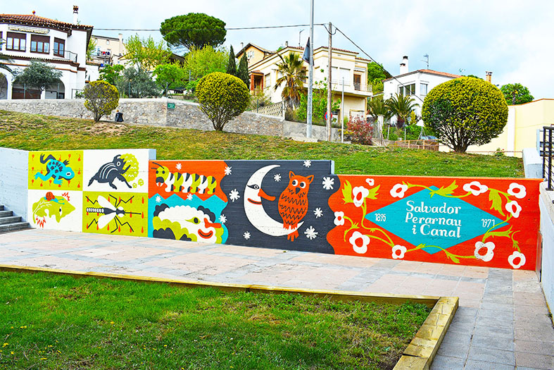 Any 2021 - Imatge del nou mural de la plaÃ§a de Salvador Perarnau, inspirat en personatges dels poemes de lâ€™escriptor surienc i original de lâ€™ilÂ·lustrador i dissenyador grÃ fic surienc Pau JuÃ¡rez.