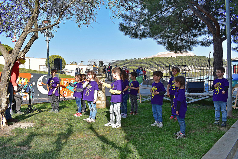 Any 2021 - ActuaciÃ³ dâ€™alumnes de lâ€™Escola Municipal de MÃºsica durant lâ€™acte central de la diada de Sant Jordi a SÃºria, celebrat a la plaÃ§a de Salvador Perarnau.