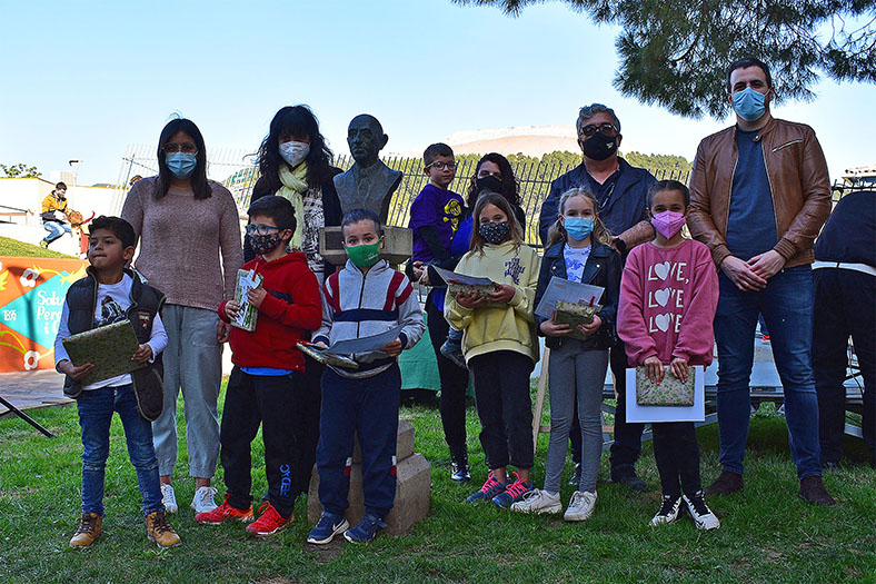Any 2021 - Lâ€™alcalde Albert CoberÃ³, el regidor de Cultura, Miquel Soliva, i la bibliotecÃ ria de SÃºria, Maria Ã€ngels Alsina, amb els guanyadors i les guanyadores del concurs de punts de llibre i de jocs a les xarxes.