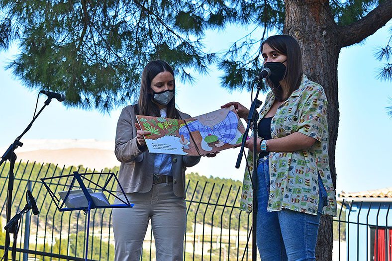 Any 2021 - PresentaciÃ³ del llibre 'Les plantes de lâ€™aviâ€™ dâ€™Eva Ferrer, durant lâ€™acte central de la diada de Sant Jordi a SÃºria, celebrat a la plaÃ§a de Salvador Perarnau.