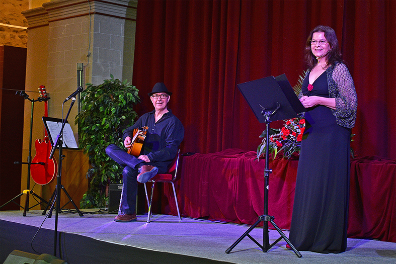 Any 2021 - Lâ€™actriu surienca Gemma Reguant i el mÃºsic surienc LluÃ­s Cuadrench, durant el recital musical i poÃ¨tic 'Amb un clavell al corâ€™, basat en poemes de Salvador Perarnau, a lâ€™EsglÃ©sia del Roser.