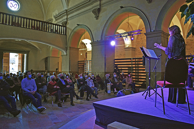 Any 2021 - Imatge del recital musical i poÃ¨tic 'Amb un clavell al corâ€™ de lâ€™actriu surienca Gemma Reguant i del mÃºsic surienc LluÃ­s Cuadrench, basat en poemes de Salvador Perarnau, a lâ€™EsglÃ©sia del Roser.