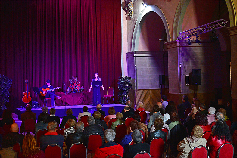 Any 2021 - Imatge del recital musical i poÃ¨tic 'Amb un clavell al cor' de l'actriu surienca Gemma Reguant i del mÃºsic surienc LluÃ­s Cuadrench, basat en poemes de Salvador Perarnau, a l'EsglÃ©sia del Roser.