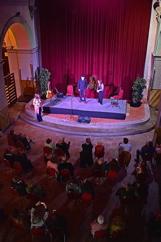Any 2021 - Lâ€™actriu surienca Gemma Reguant i el mÃºsic surienc LluÃ­s Cuadrench saluden al final del recital 'Amb un clavell al corâ€™, basat en poemes de Salvador Perarnau, a lâ€™EsglÃ©sia del Roser, amb la periodista surienca NÃºria Balaguer.