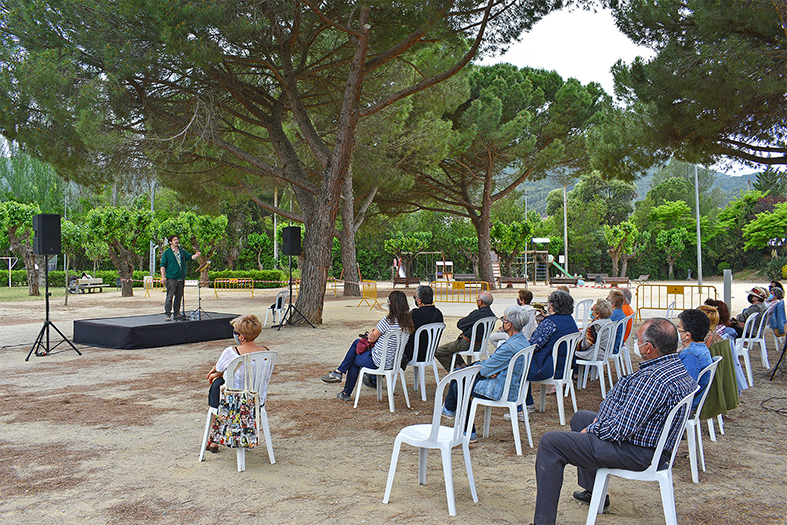 Any 2021 - Imatge del recital del poeta i rapsode Josep Pedrals sobre poemes de Salvador Perarnau, al Parc Municipal Macary i Viader.