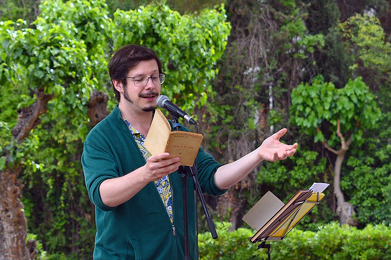 Any 2021 - El poeta i rapsode Josep Pedrals, durant el recital que va oferir al Parc Municipal Macary i Viader sobre poemes de Salvador Perarnau.