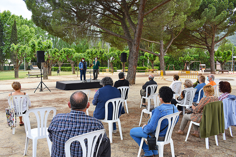 Any 2021 - PresentaciÃ³ del recital del poeta i rapsode Josep Pedrals sobre poemes de Salvador Perarnau, a cÃ rrec de la directora de lâ€™Escola Municipal de FormaciÃ³ dâ€™Adults, Dolors MartÃ­n.