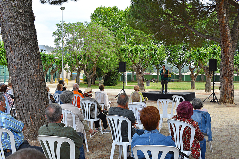 Any 2021 - Imatge del recital del poeta i rapsode Josep Pedrals sobre poemes de Salvador Perarnau, al Parc Municipal Macary i Viader.