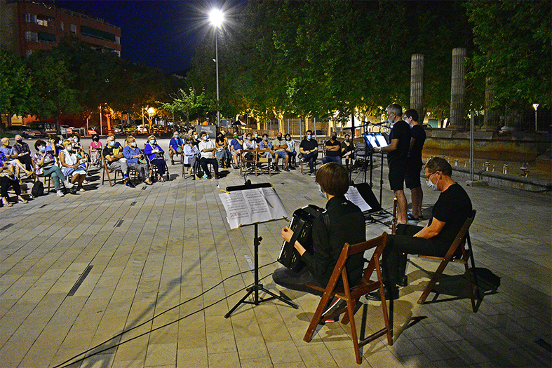 Any 2021 - Lectura de textos del poeta surienc Salvador Perarnau i interpretaciÃ³ musical al Pla de la Font, durant el 2n Passeig Literari per SÃºria.