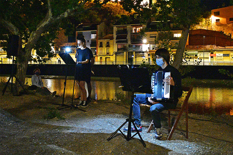 Any 2021 - Lectura de textos del poeta surienc Salvador Perarnau i interpretaciÃ³ musical al passeig del Riu, durant el 2n Passeig Literari per SÃºria.