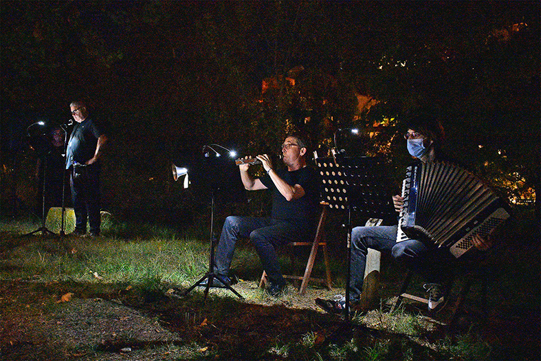 Any 2021 - Lectura de textos del poeta surienc Salvador Perarnau i interpretaciÃ³ musical al passeig del Riu, durant el 2n Passeig Literari per SÃºria.
