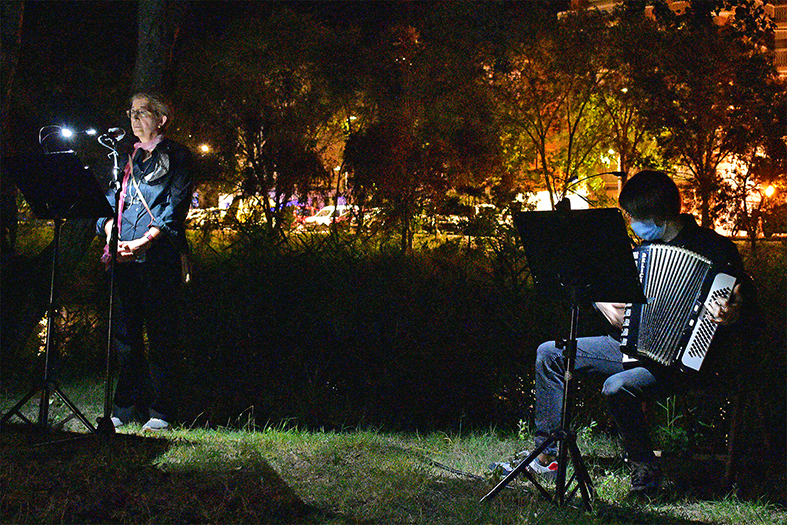 Any 2021 - Lectura de textos del poeta surienc Salvador Perarnau i interpretaciÃ³ musical al passeig del Riu, durant el 2n Passeig Literari per SÃºria.