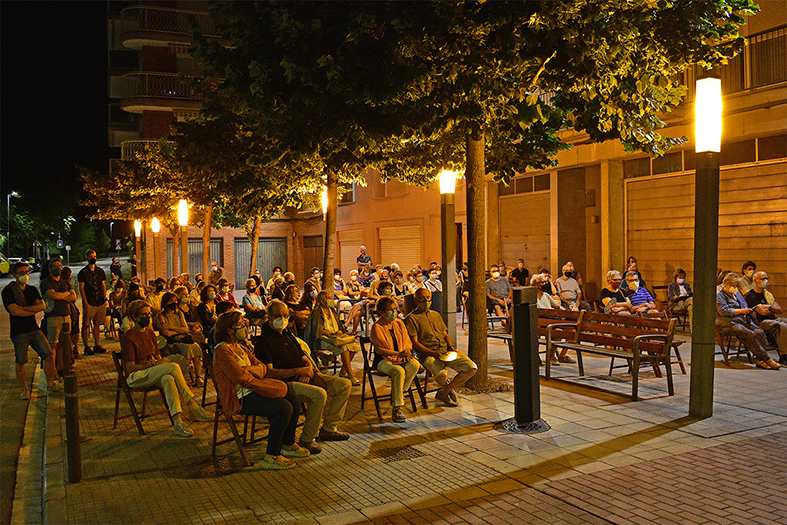 Any 2021 - Persones participants en el 2n Passeig Literari per SÃºria, a la plaÃ§a de Sant Jaume.