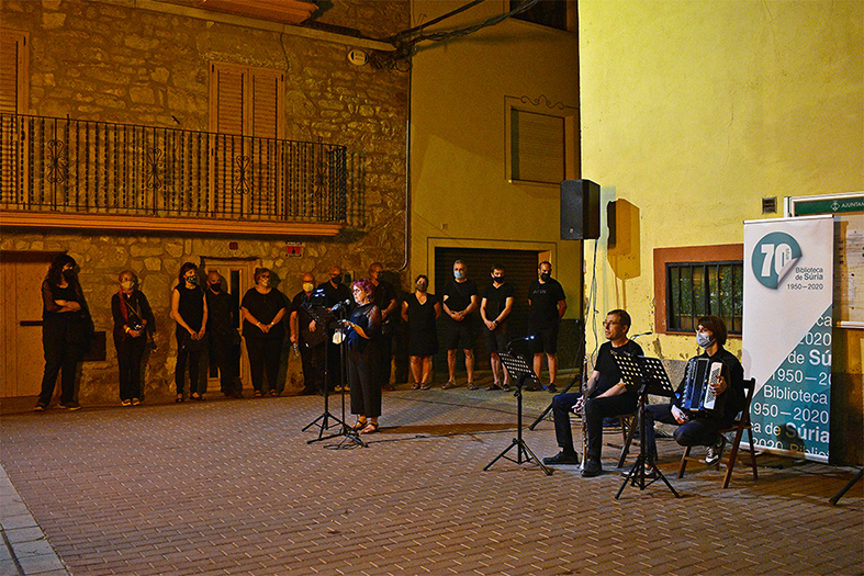 Any 2021 - Lectura de textos del poeta surienc Salvador Perarnau i interpretaciÃ³ musical a la plaÃ§a de Sant Jaume, durant el 2n Passeig Literari per SÃºria.