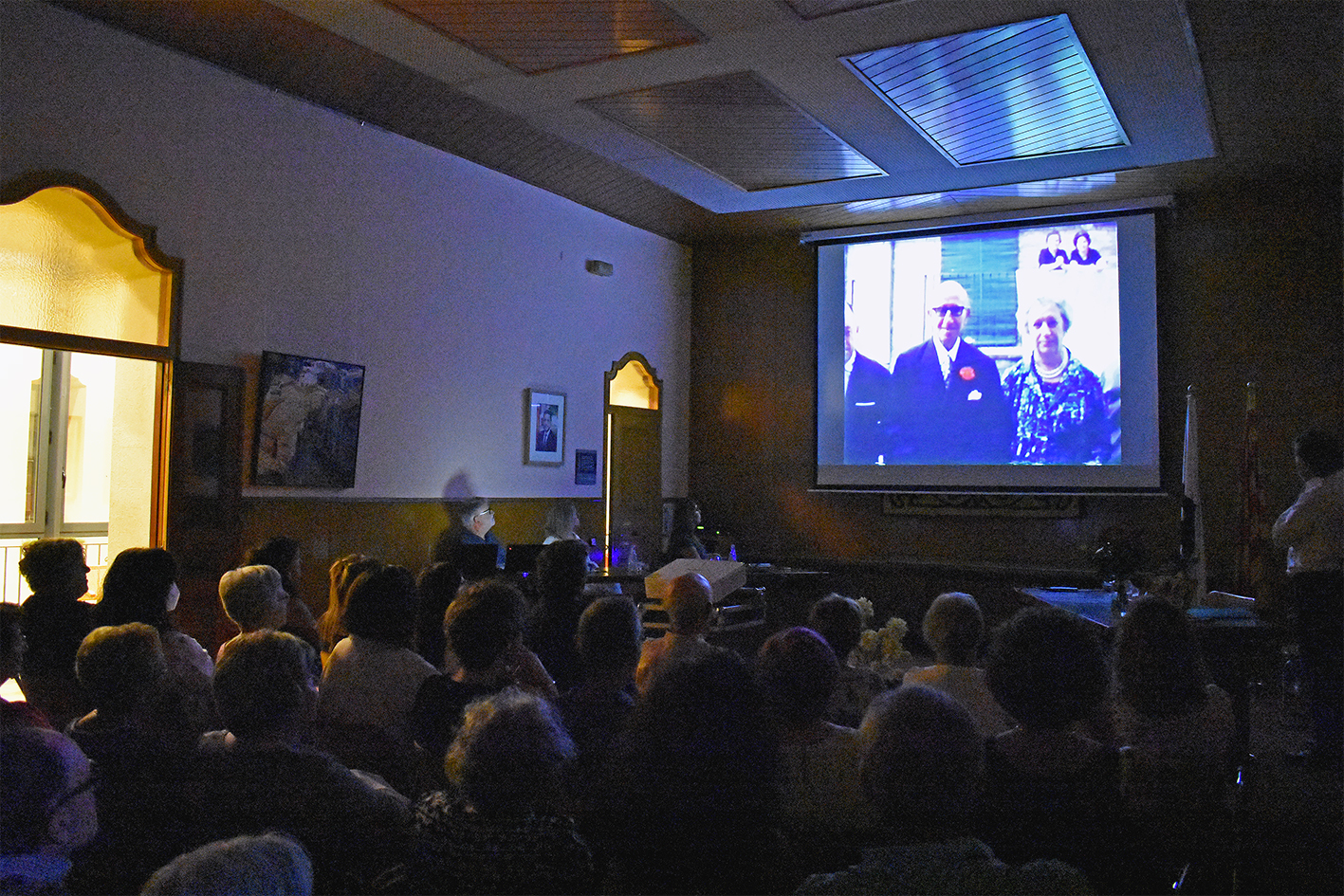Any 2022 - ProjecciÃ³ de l'audiovisual d'imatges histÃ²riques sobre l'homenatge de SÃºria a Salvador Perarnau, el setembre de 1966. A la pantalla, el poeta surienc i la seva dona, Benvinguda Coll.