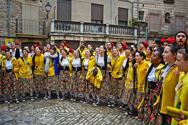 ActuaciÃ³ de la colla caramellaire Juvenil del Foment Cultural a la plaÃ§a Major del Poble Vell.