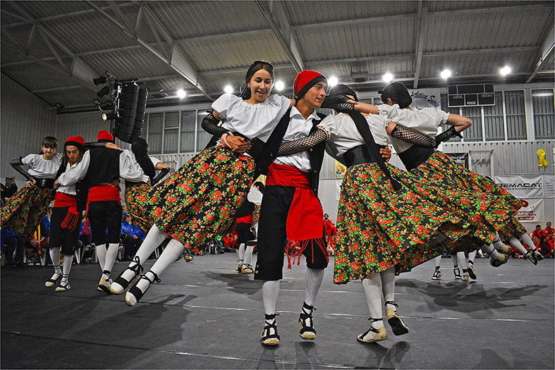 ActuaciÃ³ de la colla caramellaire Juvenil del Foment Cultural a la Trobada Caramellaire del PavellÃ³.