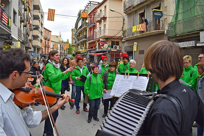 ActuaciÃ³ de la colla caramellaire de La Llanterna al carrer GonzÃ¡lez Solesio.