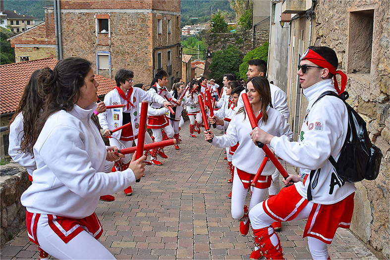 ActuaciÃ³ de la colla caramellaire dels Grans de lâ€™AgrupaciÃ³ Sardanista al Poble Vell.