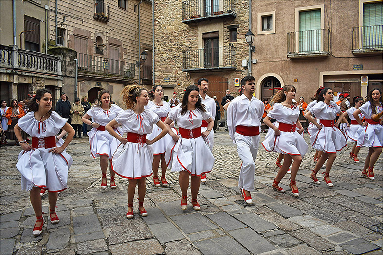 ActuaciÃ³ de la colla caramellaire dels Grans de lâ€™AgrupaciÃ³ Sardanista a la plaÃ§a Major del Poble Vell.